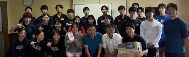 富山合宿の同志社大学ボート部に激励金を贈呈